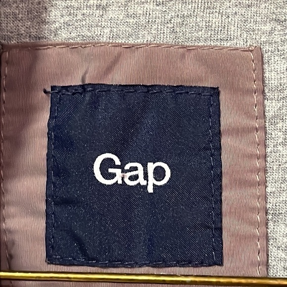 GAP Women’s Gray Thermal Vest Size M with Zip Pockets Outdoor Hiking Core Winter - Picture 4 of 8